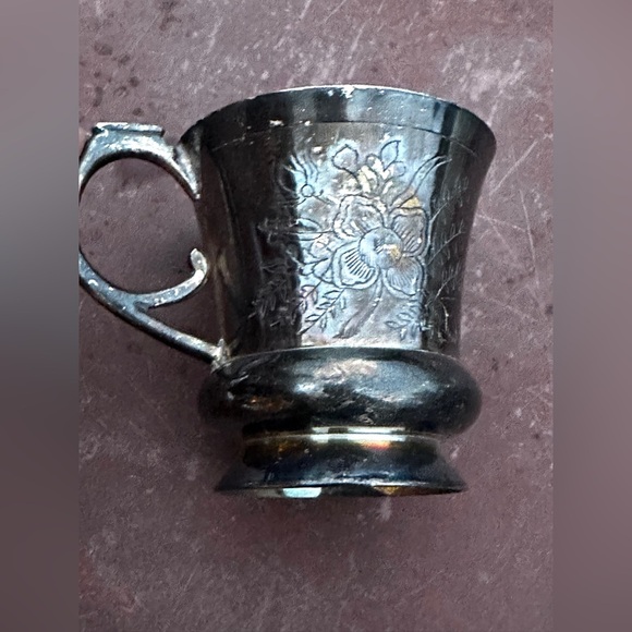 Two’s Company silver etched tea cup with floral design. - Picture 1 of 4